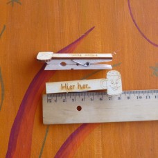 Glupperl mit Maßkrug mit Gesicht "Hier her..."