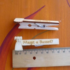 Glubbal mit Dirndl "Magst a Busserl?"