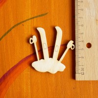 1 Skipaar mit Stecken im Schnee aus Holz 50mm