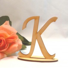 Filigraner Buchstabe K 8cm hoch aus Naturholz mit Fuß für Hochzeitstisch, Torte oder Tischaufsteller