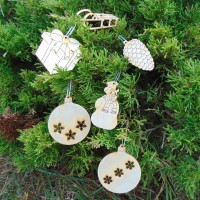 Baumanhänger aus Holz 2 Kugeln, Päckchen, Schneemann, Schlitten, Tannenzapfen