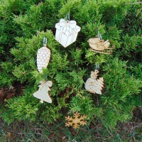 Baumanhänger aus Holz Glocke, Päckchen, Schneemann, Eiskristall, Schlitten