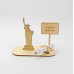 Geldgeschenk für einen Reisetraum nach Amerika Freiheitsstatue mit Ortsschild und Geldscheinhalter 