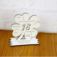18. Geburtstag Geld-Gutschein-Geschenk - weißes Kleeblatt  mit Gravur eines Spruchs als Tischdekoration 