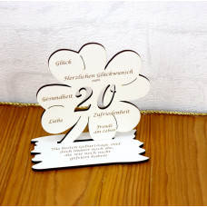 20. Geburtstag Geld-Gutschein-Geschenk - weißes Kleeblatt  mit Gravur eines Spruchs als Tischdekoration 