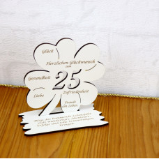 25. Geburtstag Geld-Gutschein-Geschenk - Kleeblatt weiß Tischdekoration mit Gravur "Wir wünschen dir ... " auf der Unterplatte