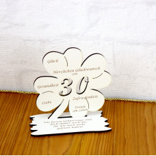 30. Geburtstag Geld-Gutschein-Geschenk - weißes Kleeblatt  mit Gravur eines Spruchs als Tischdekoration 