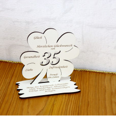 35. Geburtstag Geld-Gutschein-Geschenk - Kleeblatt weiß Tischdekoration mit Gravur "Wir wünschen dir ... " auf der Unterplatte