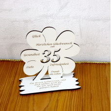 35. Geburtstag Geld-Gutschein-Geschenk - weißes Kleeblatt  mit Gravur eines Spruchs als Tischdekoration 