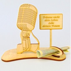 Mikrofon mit Ortsschild und Bühne sowie Geld- und Gutscheinhalter