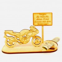 Motorrad mit verschiedenen Ortsschildern sowie Geldschein- und Gutscheinhalter