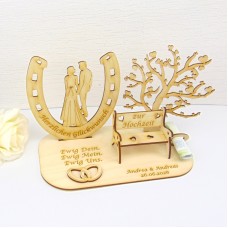 Personalisiertes Geldgeschenk zur Hochzeit aus Holz | Hufeisen Glücksbringer mit Brautpaar, Bank & Herzbaum